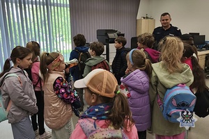 Na zdjęciu policjanci podczas spotkania z uczniami ze szkoły muzycznej.