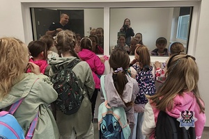 Na zdjęciu policjanci podczas spotkania z uczniami ze szkoły muzycznej.