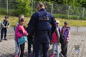 Na zdjęciu policjanci podczas spotkania z uczniami ze szkoły muzycznej.