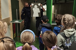 Na zdjęciu policjanci podczas spotkania z uczniami ze szkoły muzycznej.