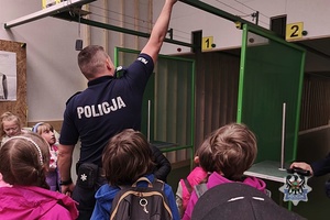 Na zdjęciu policjanci podczas spotkania z uczniami ze szkoły muzycznej.