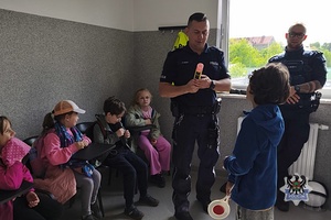 Na zdjęciu policjanci podczas spotkania z uczniami ze szkoły muzycznej.