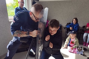 Na zdjęciu policjanci podczas spotkania z uczniami ze szkoły muzycznej.