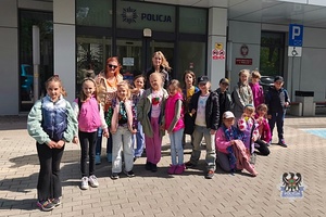 Na zdjęciu policjanci podczas spotkania z uczniami ze szkoły muzycznej.