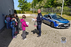 Na zdjęciu policjanci podczas spotkania z uczniami ze szkoły muzycznej.