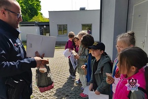 Na zdjęciu policjanci podczas spotkania z uczniami ze szkoły muzycznej.