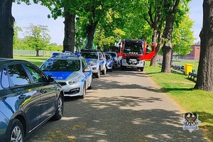 Na zdjęciu policjanci podczas ćwiczeń na stadionie w Świdnicy.