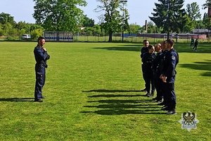Na zdjęciu policjanci podczas ćwiczeń na stadionie w Świdnicy.