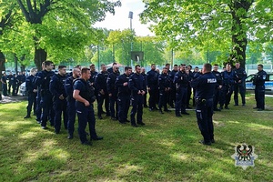 Na zdjęciu policjanci podczas ćwiczeń na stadionie w Świdnicy.