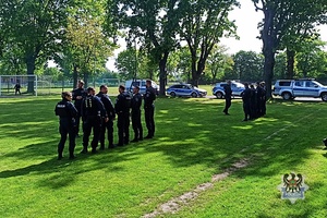 Na zdjęciu policjanci podczas ćwiczeń na stadionie w Świdnicy.