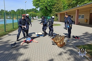 Na zdjęciu policjanci podczas ćwiczeń na stadionie w Świdnicy.