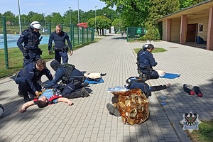 Na zdjęciu policjanci podczas ćwiczeń na stadionie w Świdnicy.