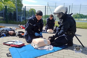 Na zdjęciu policjanci podczas ćwiczeń na stadionie w Świdnicy.