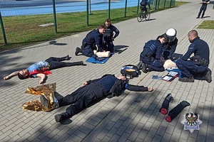 Na zdjęciu policjanci podczas ćwiczeń na stadionie w Świdnicy.