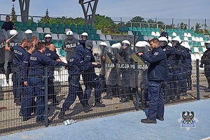 Na zdjęciu policjanci podczas ćwiczeń na stadionie w Świdnicy.