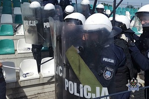 Na zdjęciu policjanci podczas ćwiczeń na stadionie w Świdnicy.