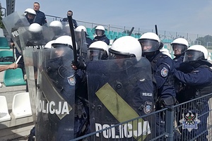 Na zdjęciu policjanci podczas ćwiczeń na stadionie w Świdnicy.
