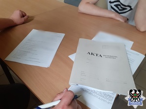 na zdjęciu akta postępowania