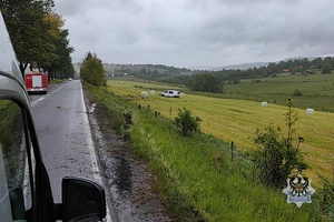 Na zdjęciu uszkodzony w wyniku wypadku samochód osobowy.