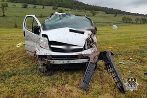 Na zdjęciu uszkodzony w wyniku wypadku samochód osobowy.