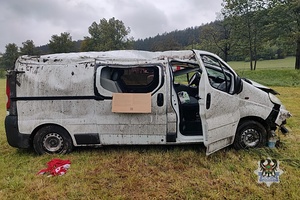 Na zdjęciu uszkodzony w wyniku wypadku samochód osobowy.