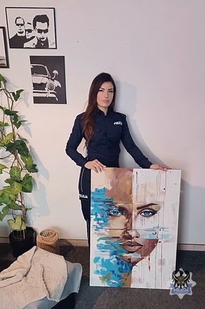 Na zdjęciu Joanna Mazurek prezentująca swoje obrazy.