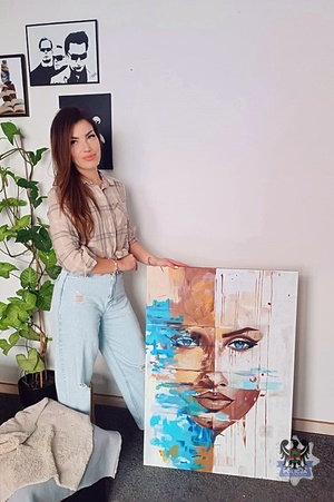 Na zdjęciu Joanna Mazurek prezentująca swoje obrazy.