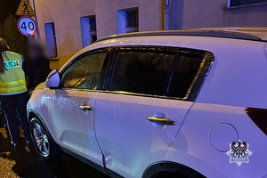 Na zdjęciu jeden z uszkodzonych w wyniku kolizji drogowej samochodów.
