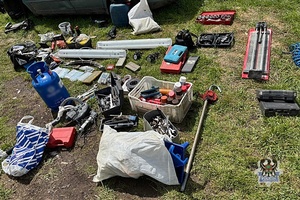 Na zdjęciu odzyskane przez policjantów przedmioty pochodzące z kradzieży.