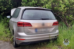 Na zdjęciu uszkodzony w wyniku kolizji drogowej samochód osobowy.