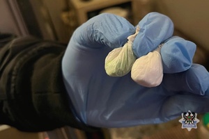 Na zdjęciu dwa przykładowe zawiniątka z narkotykami.