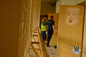 Na zdjęciu policjanci przy drzwiach jednej z cel w wałbrzyskiej komendzie.
