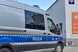 Na zdjęciu radiowóz na miejscu zdarzenia.