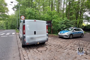 na zdjęciu radiowóz oraz kontrolowany samochód.