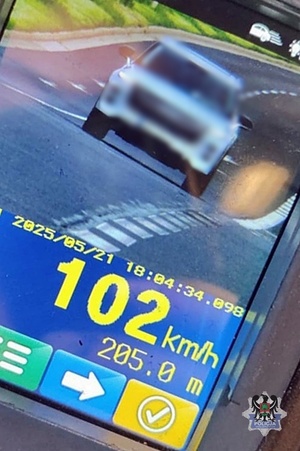 Screen z zarejestrowaną prędkością 102 km/h.