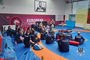 Na zdjęciu policjanci słuchają wykładu.