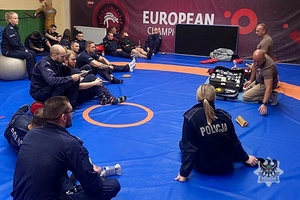 Na zdjęciu policjanci podczas szkolenia z zakresu pierwszej pomocy.