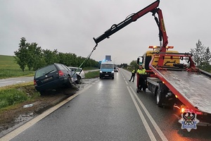 Na zdjęciu pomoc drogowa, policja oraz samochód, który wjechał do rowu.