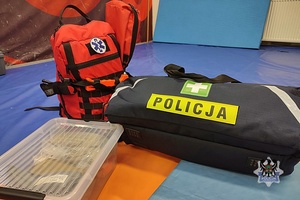 Na zdjęciu policjanci podczas zajęć na hali sportowej.