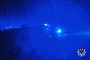 Na zdjęciu policyjny radiowóz oraz kontrolowany samochód.