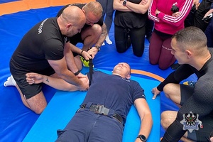 Na zdjęciu policjanci podczas ćwiczeń z pierwszej pomocy.