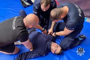 Na zdjęciu policjanci podczas ćwiczeń z pierwszej pomocy.