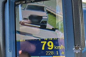 Screen z zarejestrowaną prędkością 79 km/h.