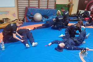 Na zdjęciu policjanci podczas zajęć na hali sportowej.