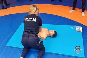 Na zdjęciu policjanci podczas zajęć na hali sportowej.
