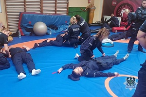 Na zdjęciu policjanci podczas zajęć na hali sportowej.