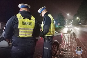 Na zdjęciu policjanci podczas przykładowej kontroli.
