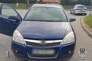 Na zdjęciu kontrolowany samochód oraz radiowóz.