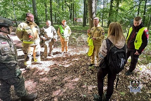 Na zdjęciu uczestnicy działań ratowniczych na terenie Książąńskiego Parku Krajobrazowego.