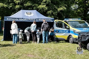 Na zdjęciu policjanci oraz uczestnicy festynu w ramach Dnia Służb Mundurowych.